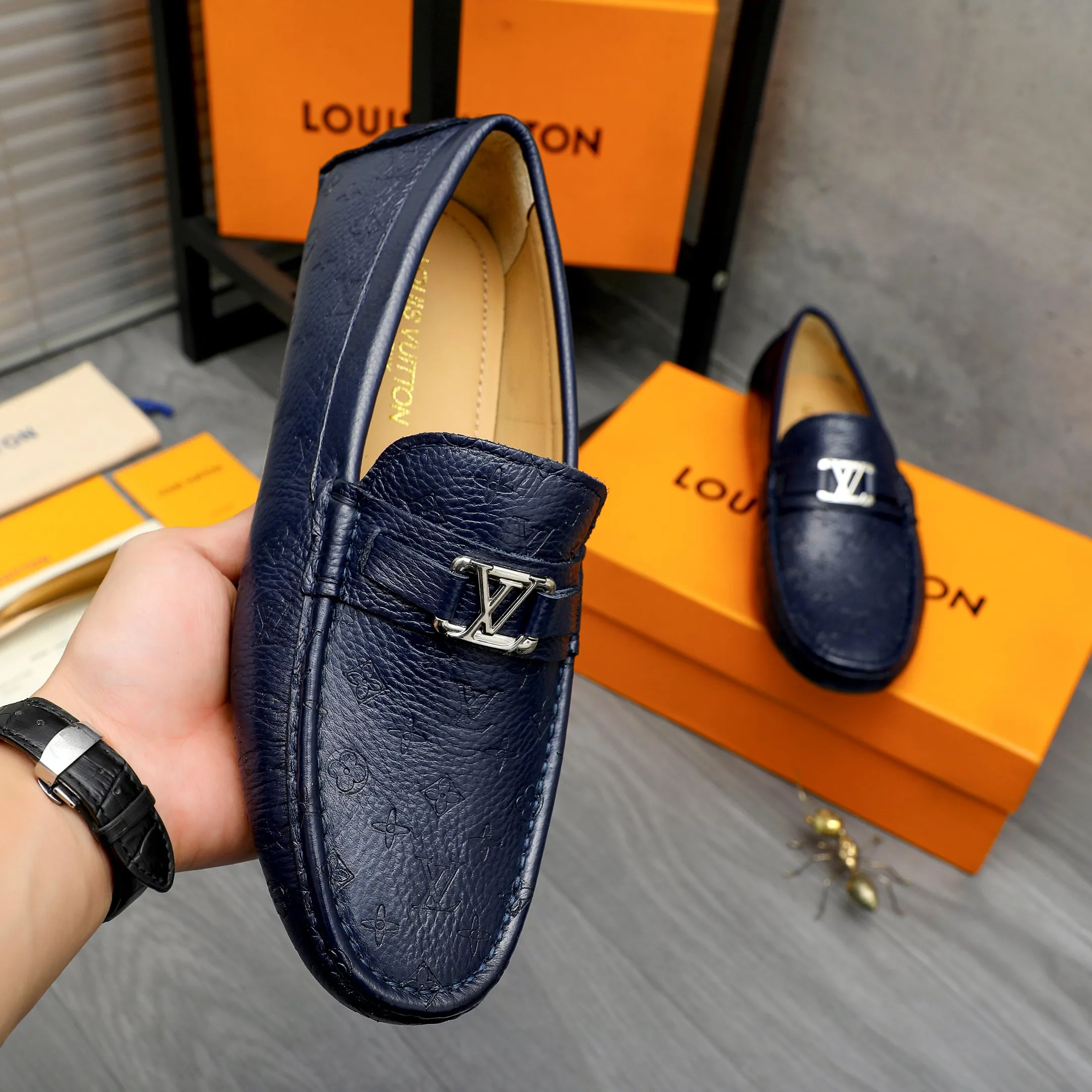 Men's shoes 💰p420 Product trademark: LV (Louis Vuitton) casual slip-on men's shoes Regular size: 38-44 Product material: Selected pebbled cowhide embossed upper, sheepskin lining, rubber outsole